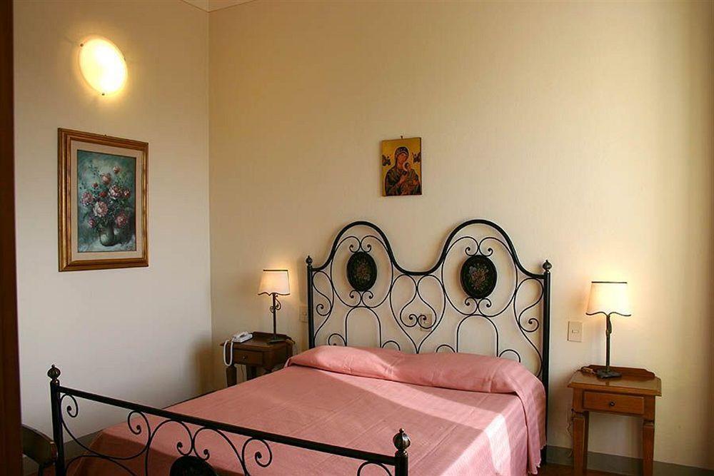 Hotel Oasi Neumann Кортона Экстерьер фото