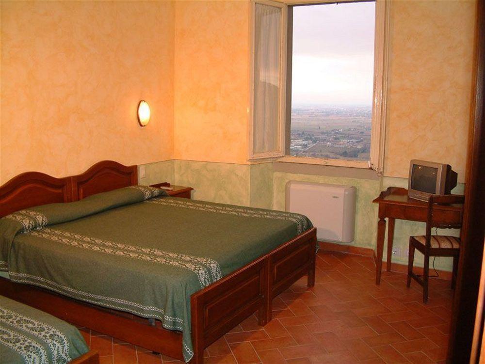 Hotel Oasi Neumann Кортона Экстерьер фото
