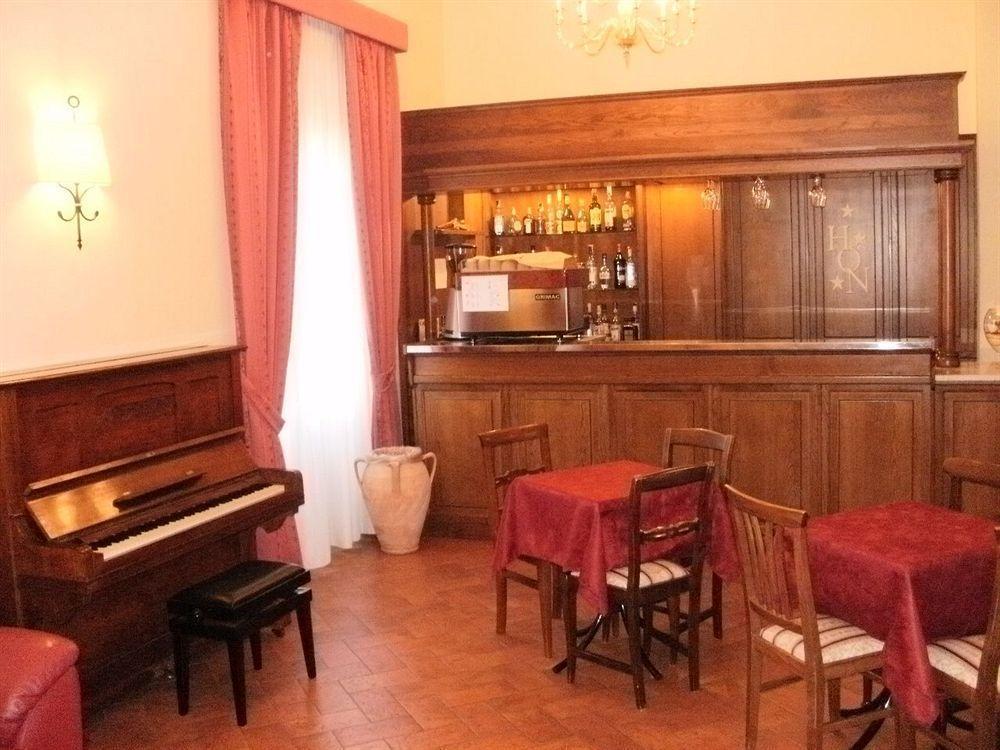 Hotel Oasi Neumann Кортона Экстерьер фото