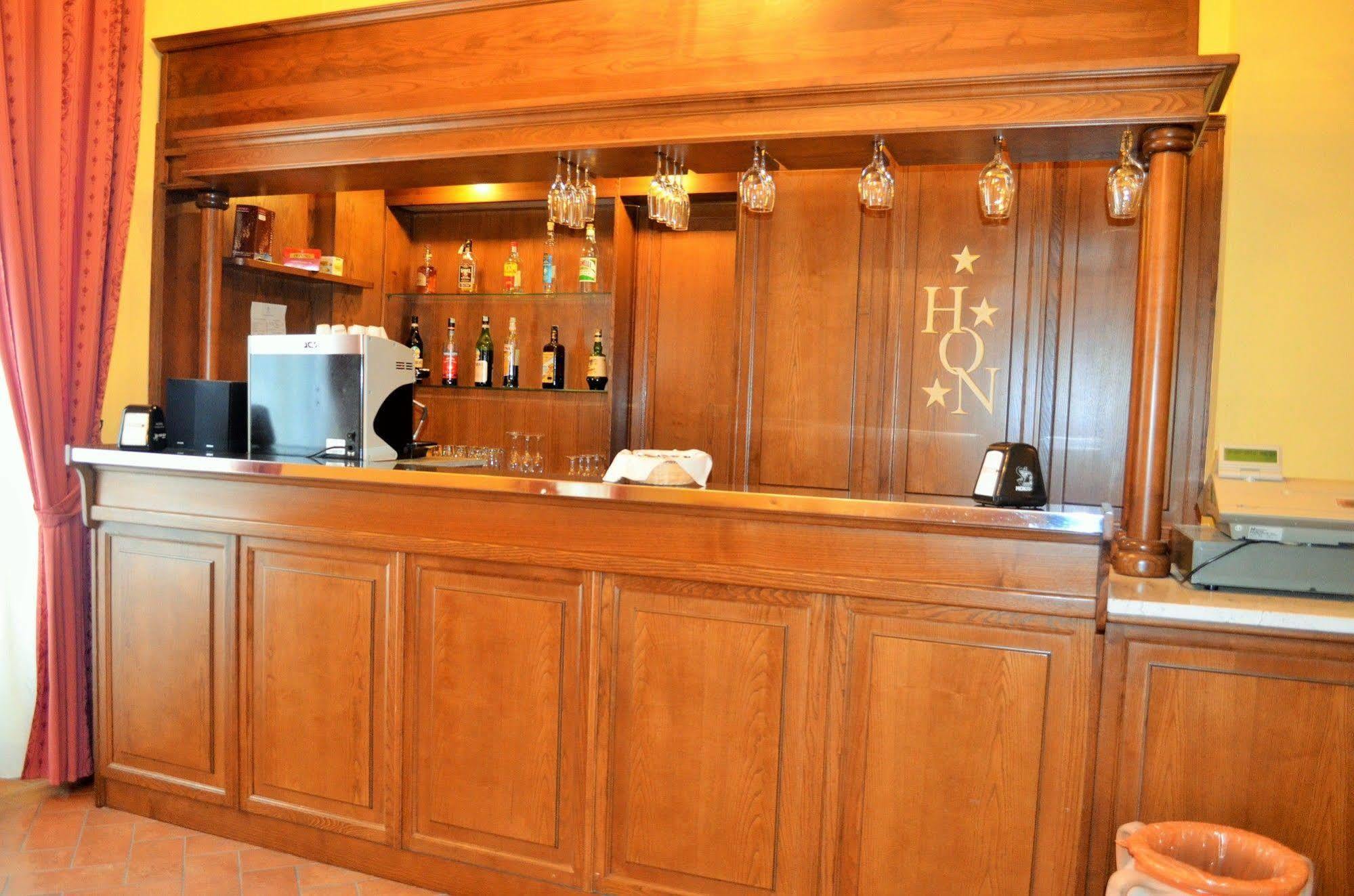 Hotel Oasi Neumann Кортона Экстерьер фото